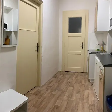 بيت شباب Turisticka - Parking *