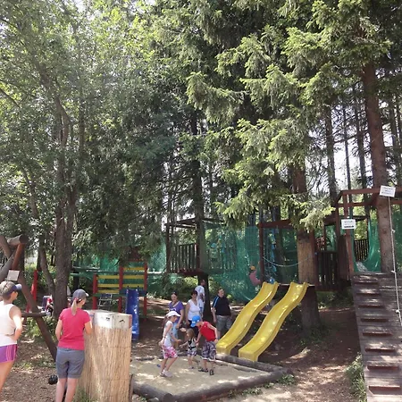 Turisticka - Parking بيت شباب Štrbské Pleso